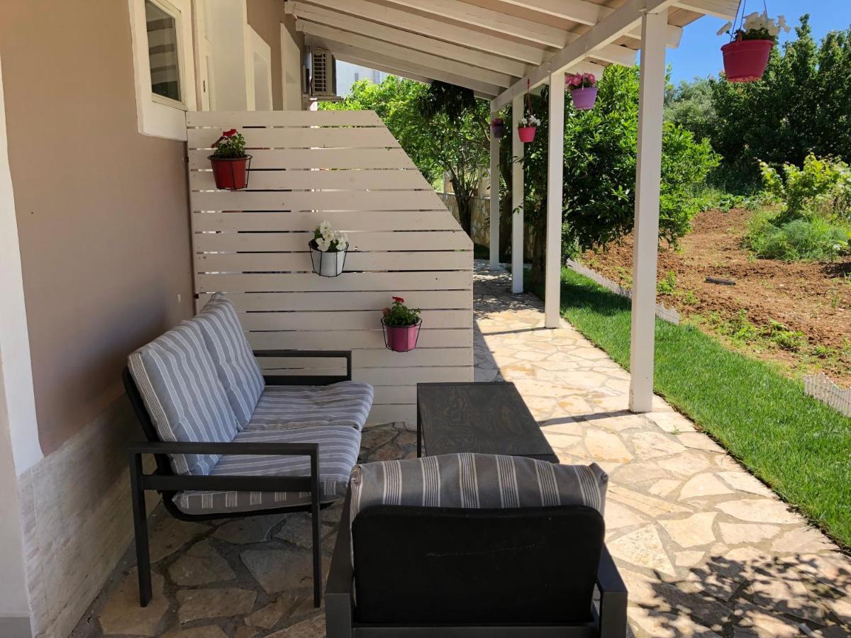 Petros Rooms & Apartments Lixouri Esterno foto