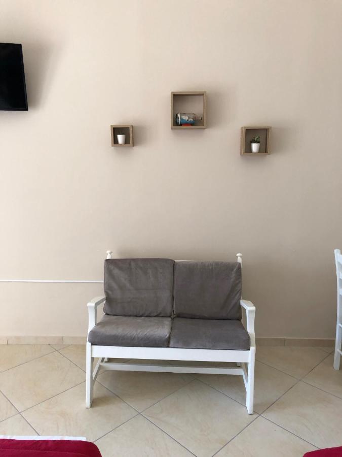 Petros Rooms & Apartments Lixouri Esterno foto